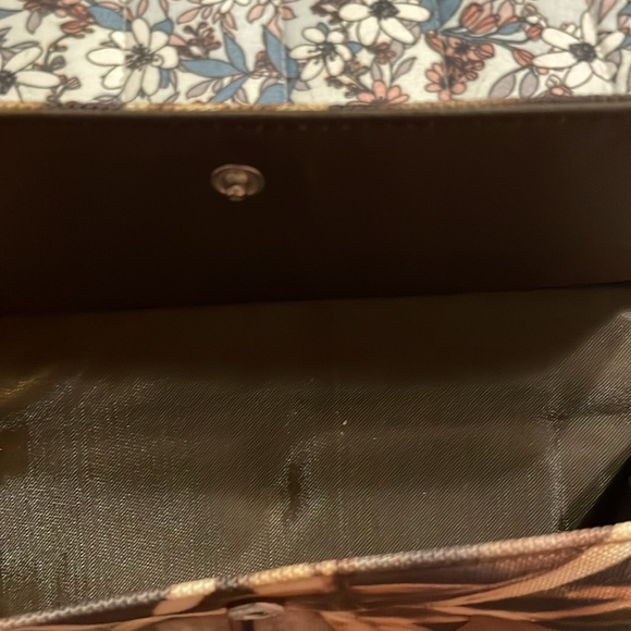 NWOT- clutch w/camo design w/white rhinestones &  snake design, push open lock. - Picture 3 of 13